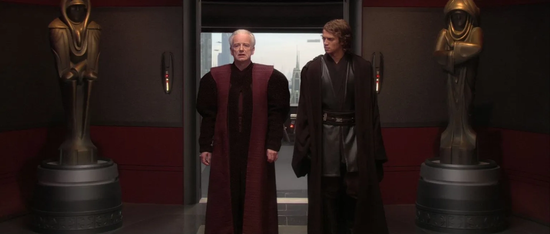 Ian McDiarmid and Hayden Christensen in Star Wars: Episode III - Revenge of the Sith (2005)