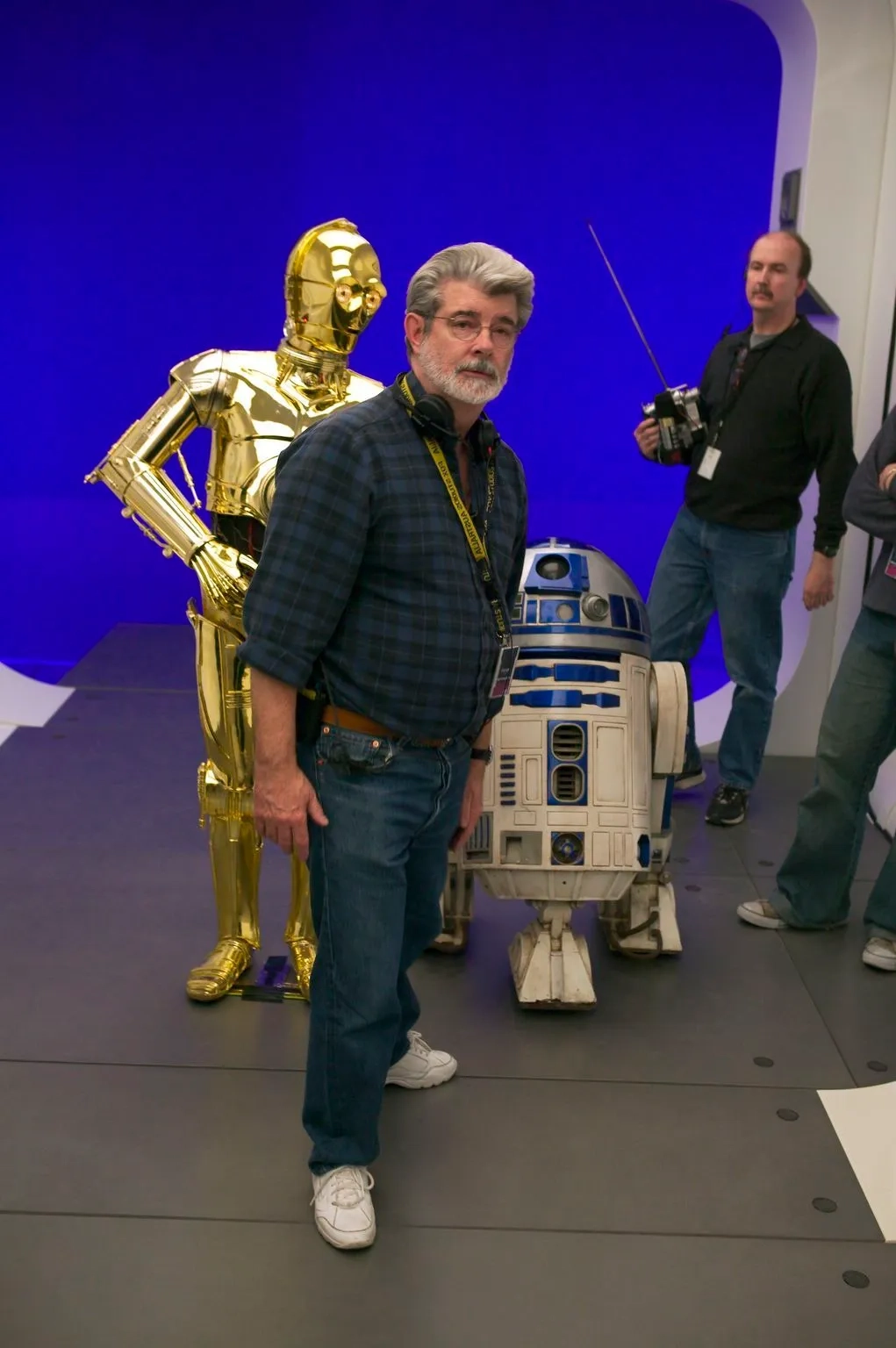 George Lucas, Kenny Baker, and Don Bies in Star Wars: Episode III - Revenge of the Sith (2005)