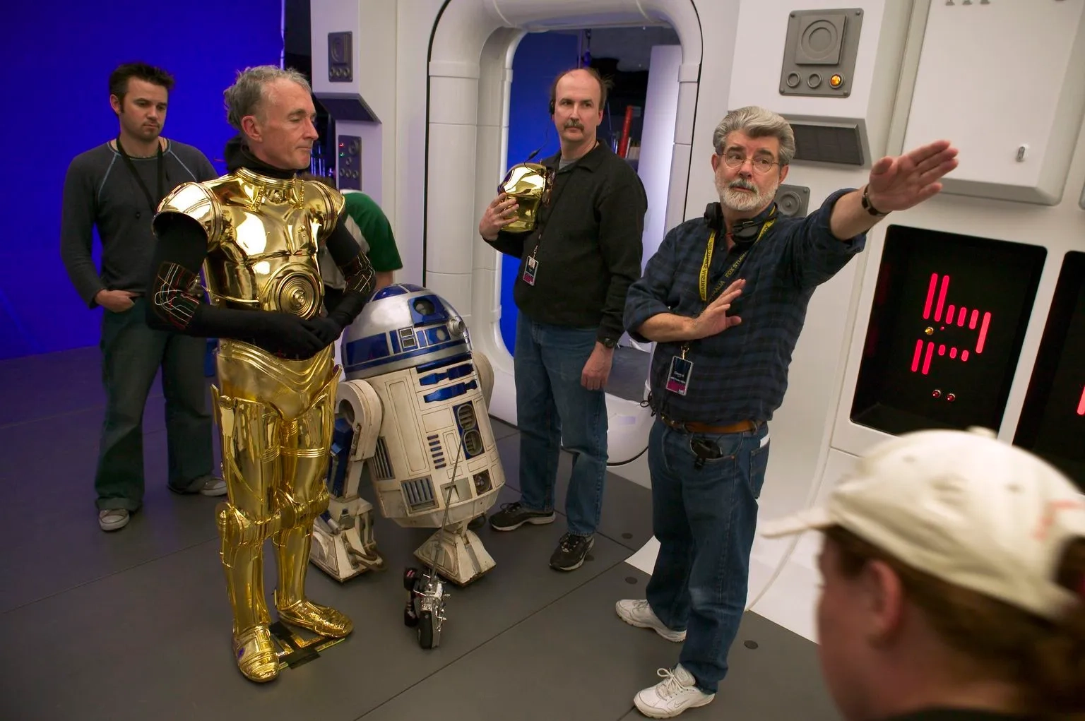 George Lucas, Anthony Daniels, and Don Bies in Star Wars: Episode III - Revenge of the Sith (2005)