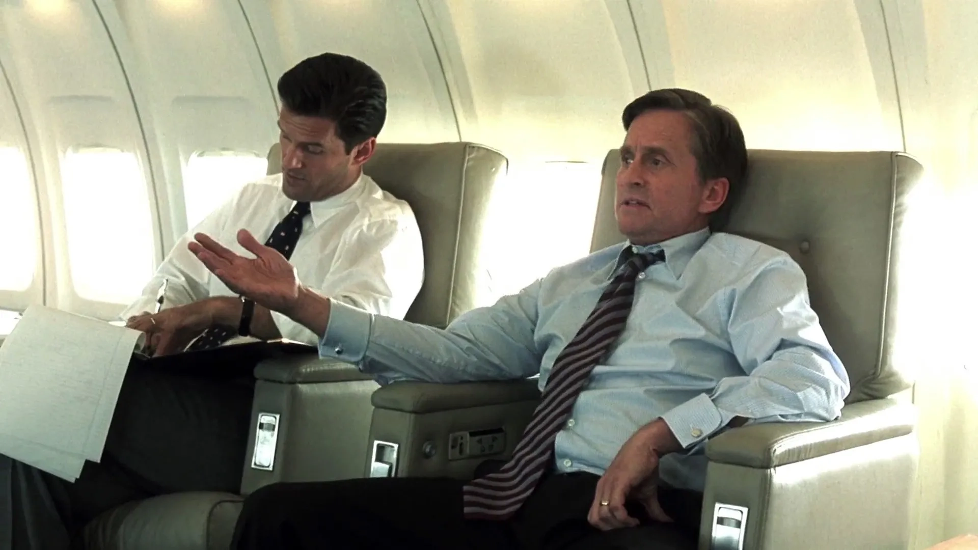 Michael Douglas and D.W. Moffett in Traffic (2000)