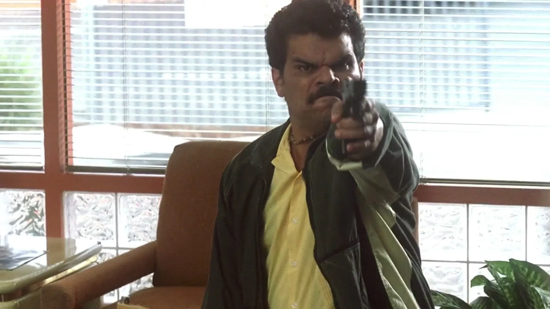 Luis Guzmán in Traffic (2000)