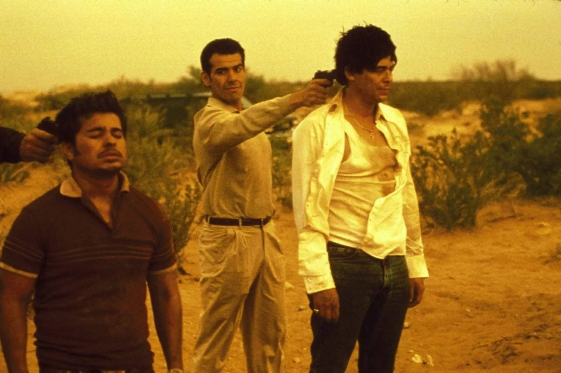 Benicio Del Toro, Jacob Vargas, and J.R. Yenque in Traffic (2000)