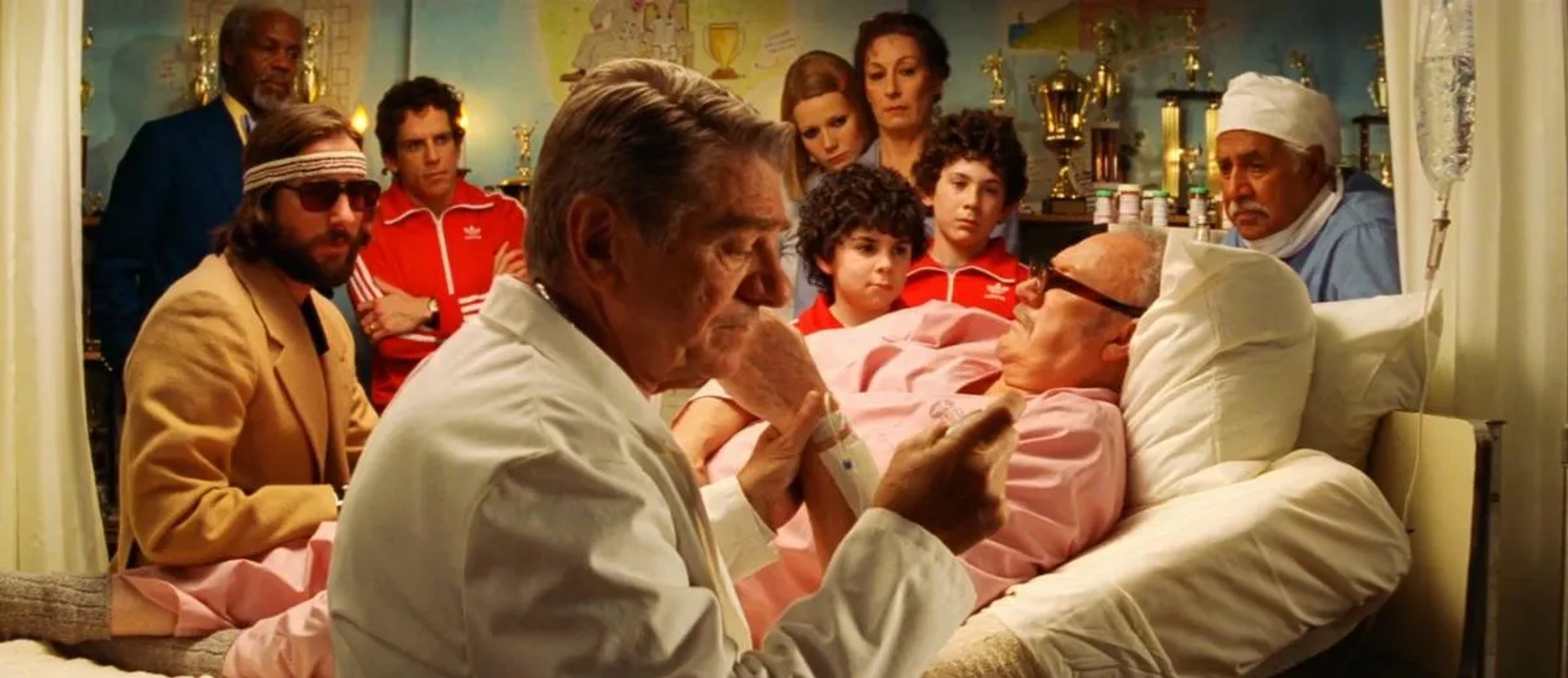 Danny Glover, Gene Hackman, Gwyneth Paltrow, Seymour Cassel, Anjelica Huston, Ben Stiller, Luke Wilson, Jonah Meyerson, Kumar Pallana, and Grant Rosenmeyer in The Royal Tenenbaums (2001)