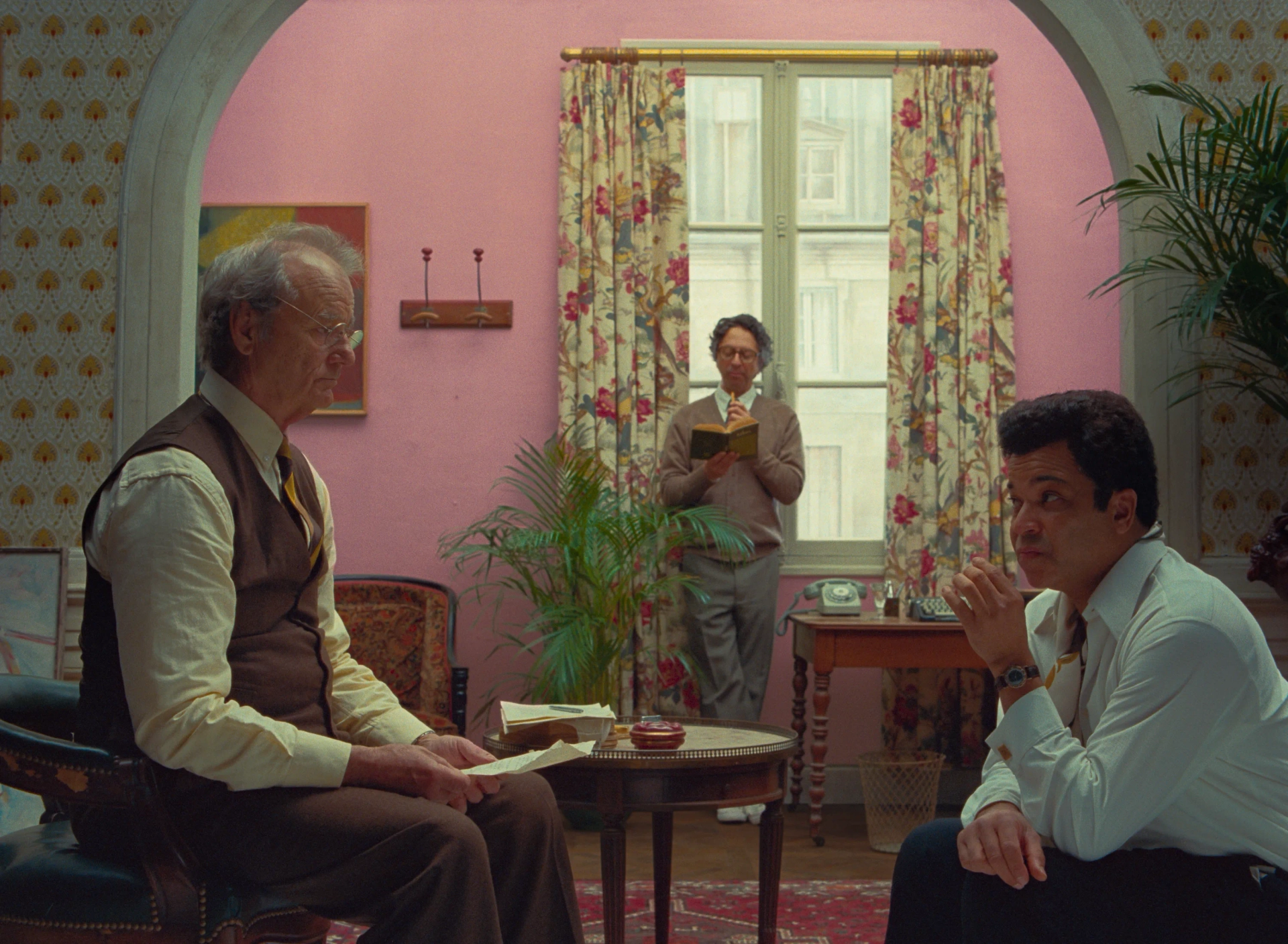 Bill Murray, Wallace Wolodarsky, and Jeffrey Wright in The French Dispatch (2021)