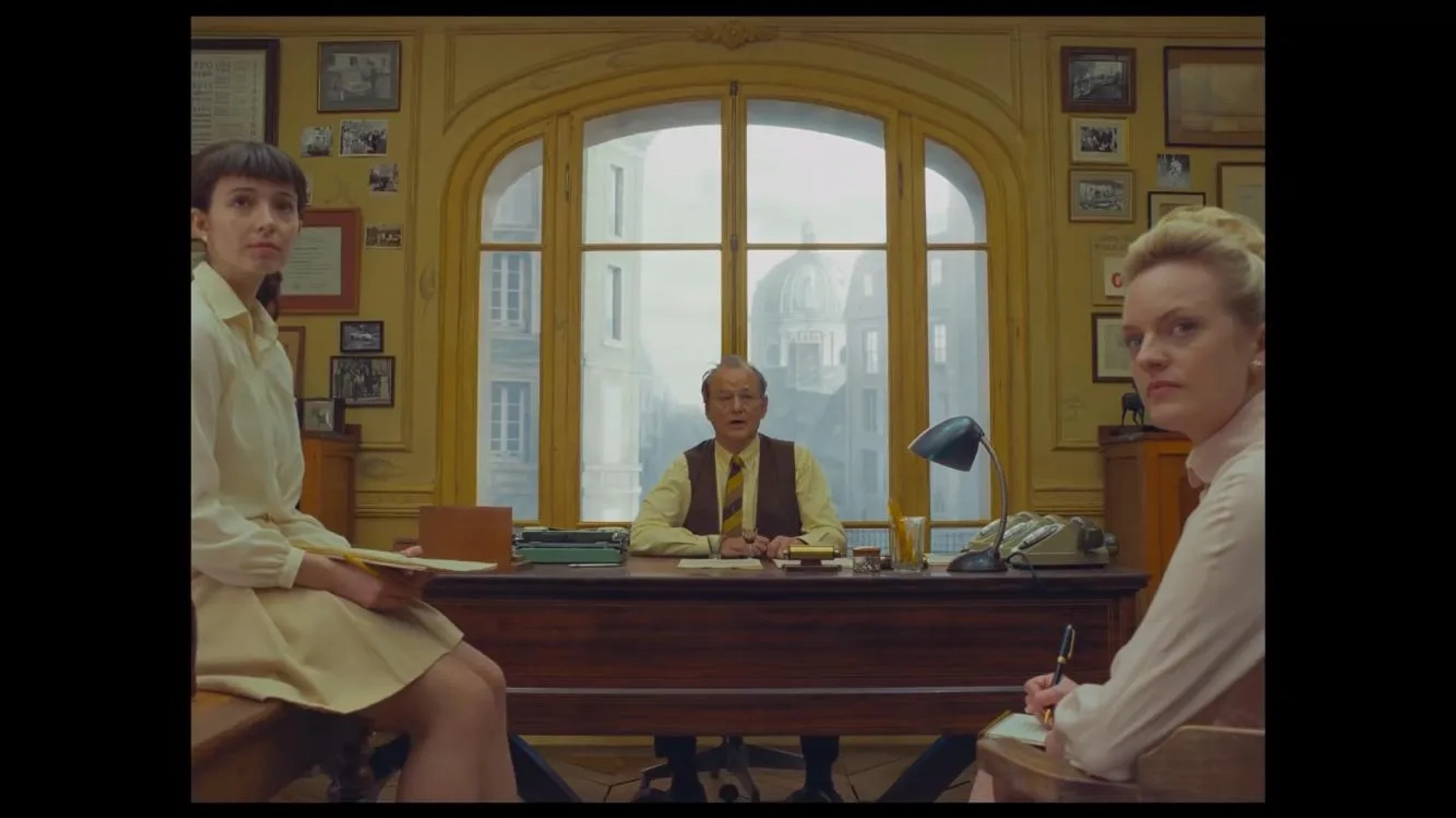 Bill Murray, Elisabeth Moss, and Anjelica Bette Fellini in The French Dispatch (2021)