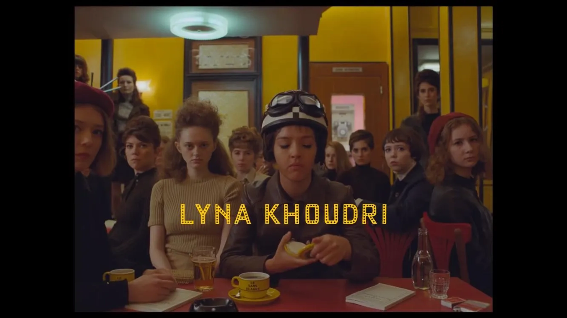 Lily Taieb and Lyna Khoudri in The French Dispatch (2021)