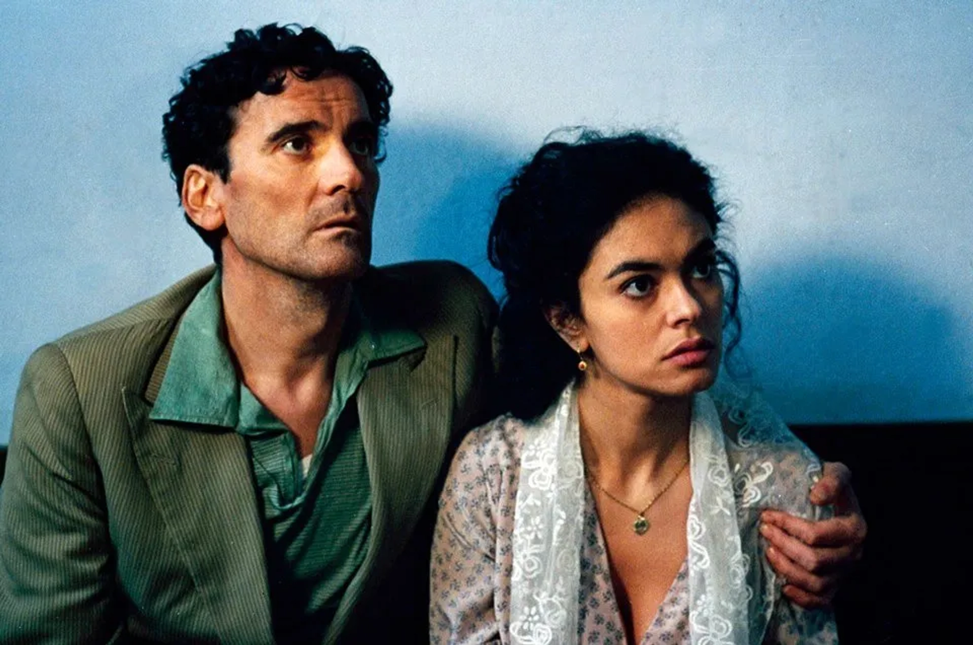 Maria Grazia Cucinotta and Massimo Troisi in The Postman (1994)