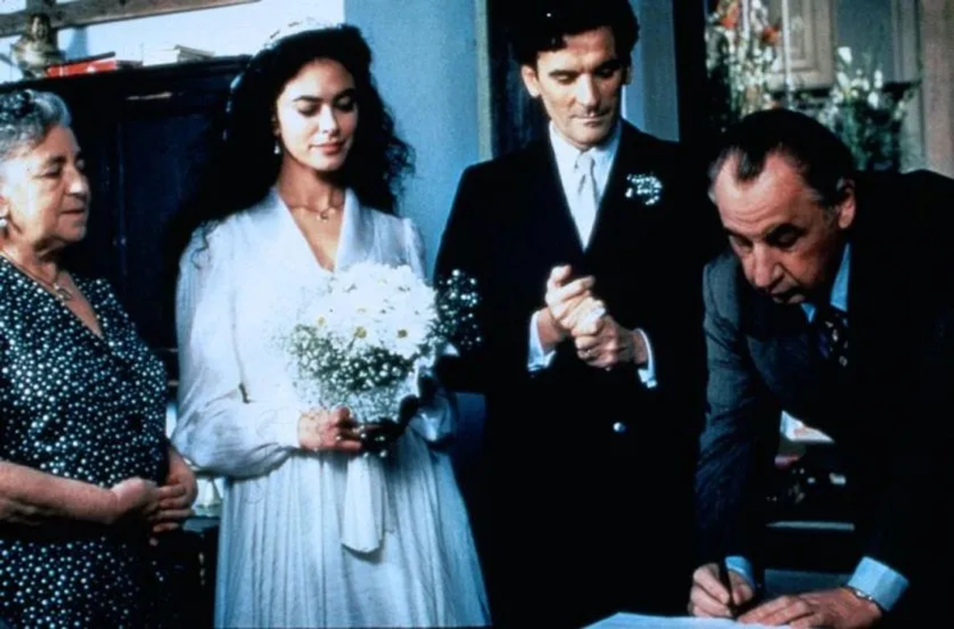 Maria Grazia Cucinotta, Linda Moretti, Philippe Noiret, and Massimo Troisi in The Postman (1994)