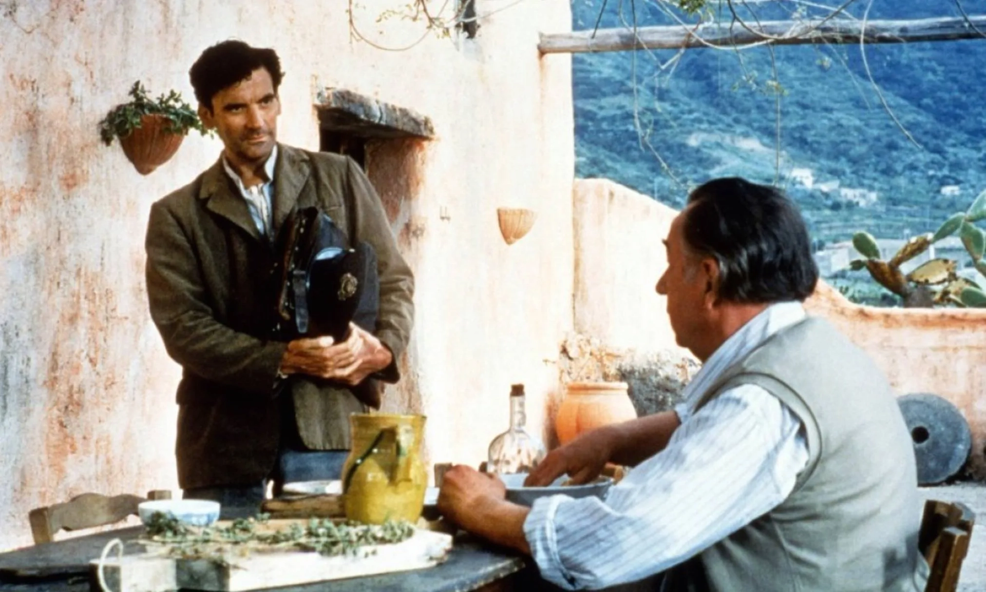 Philippe Noiret and Massimo Troisi in The Postman (1994)