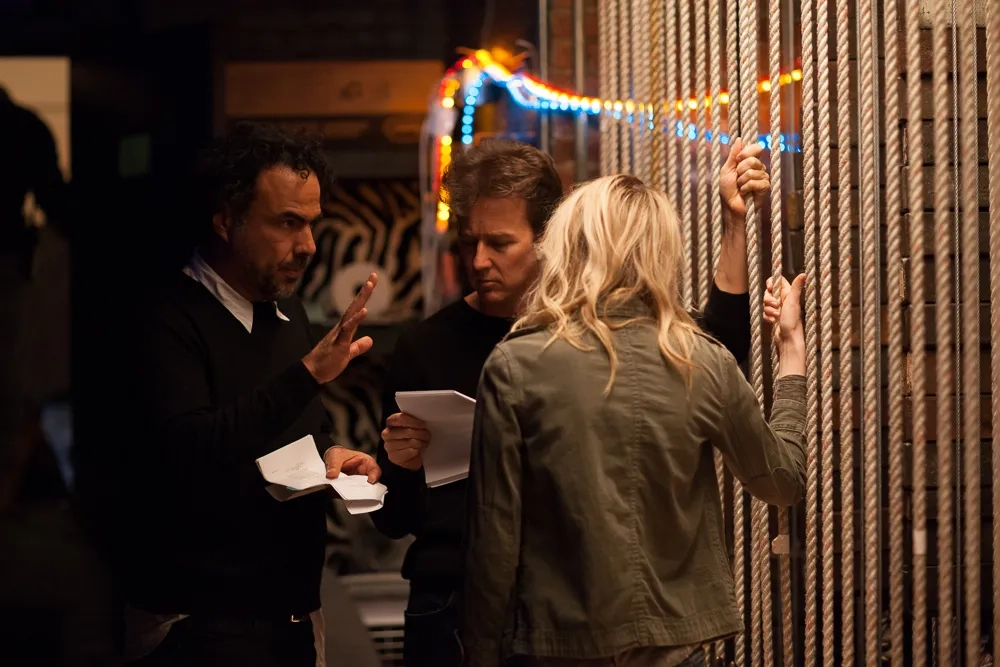 Edward Norton, Alejandro G. Iñárritu, and Emma Stone in Birdman or (The Unexpected Virtue of Ignorance) (2014)