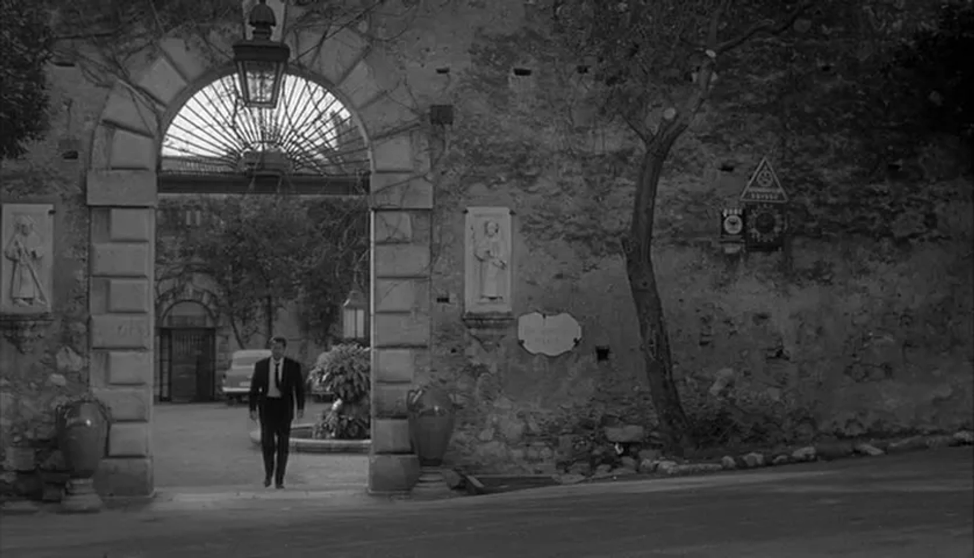Gabriele Ferzetti in L'Avventura (1960)