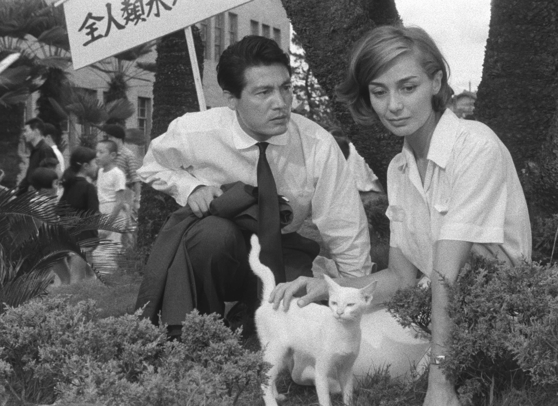 Eiji Okada and Emmanuelle Riva in Hiroshima Mon Amour (1959)