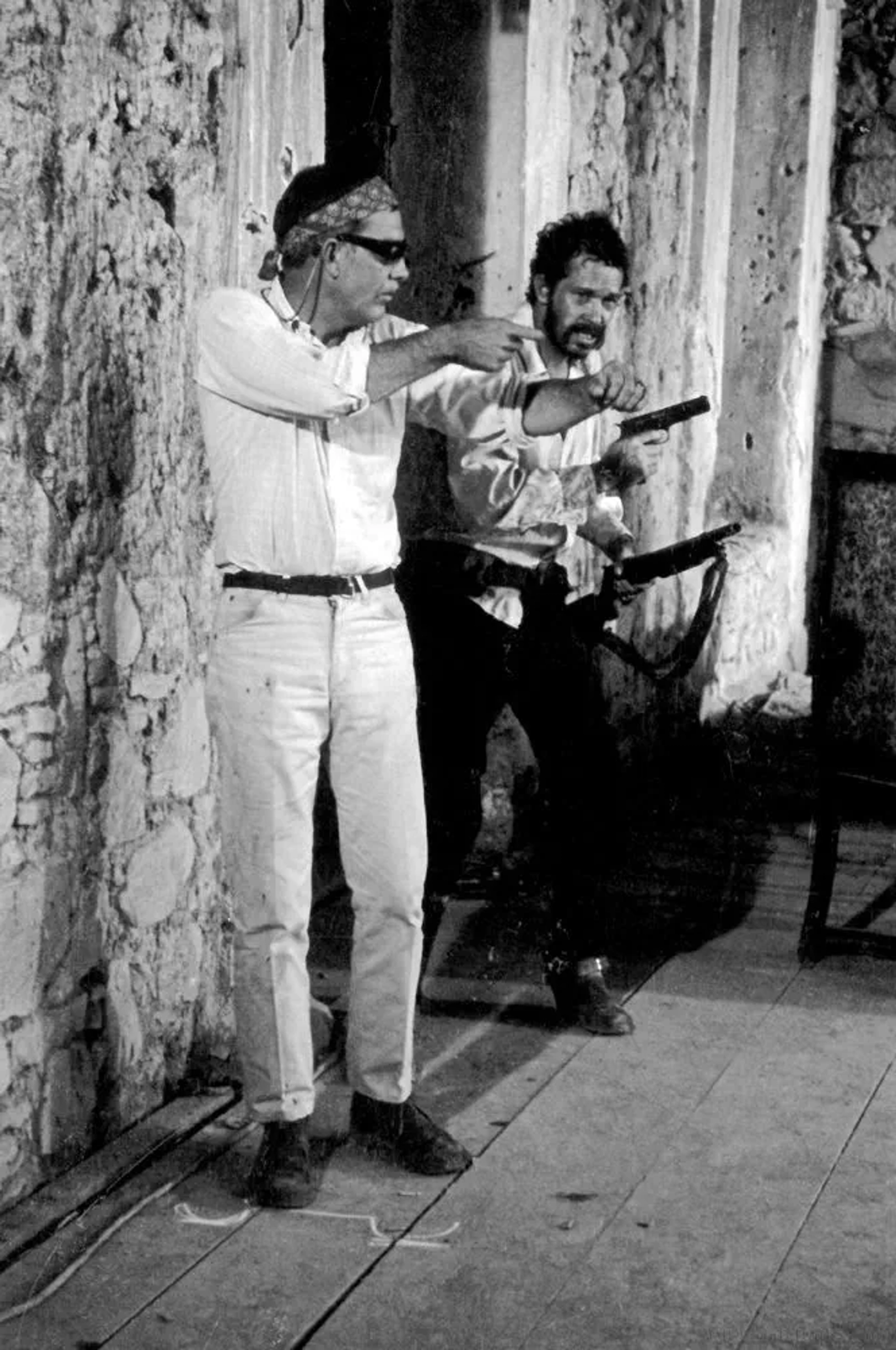 Sam Peckinpah and Warren Oates in The Wild Bunch (1969)