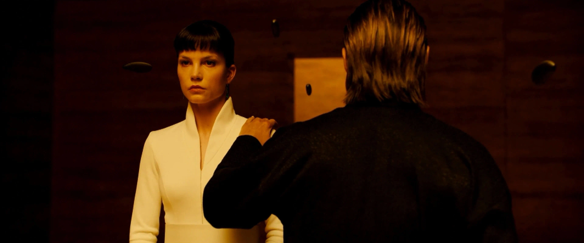 Jared Leto and Sylvia Hoeks in Blade Runner 2049 (2017)