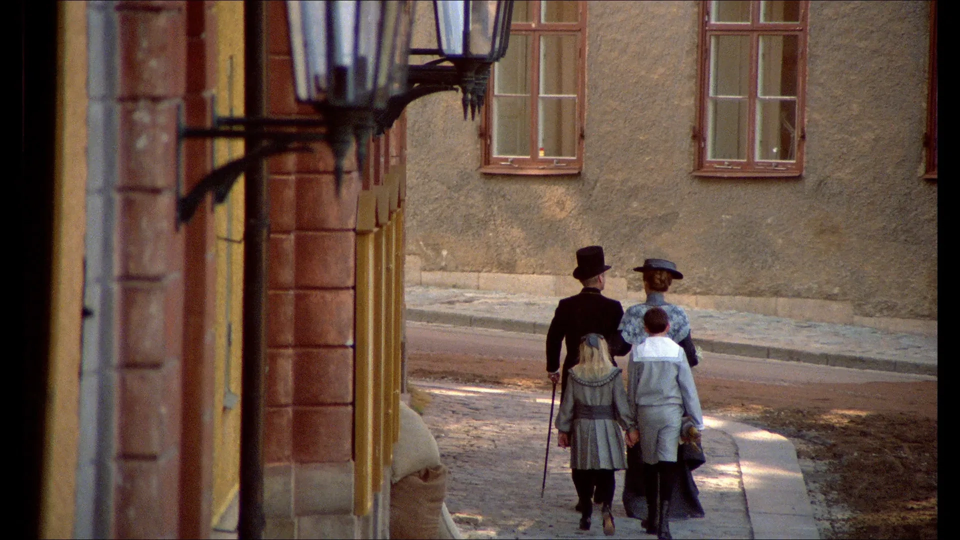 Pernilla Allwin, Ewa Fröling, Bertil Guve, and Jan Malmsjö in Fanny and Alexander (1982)