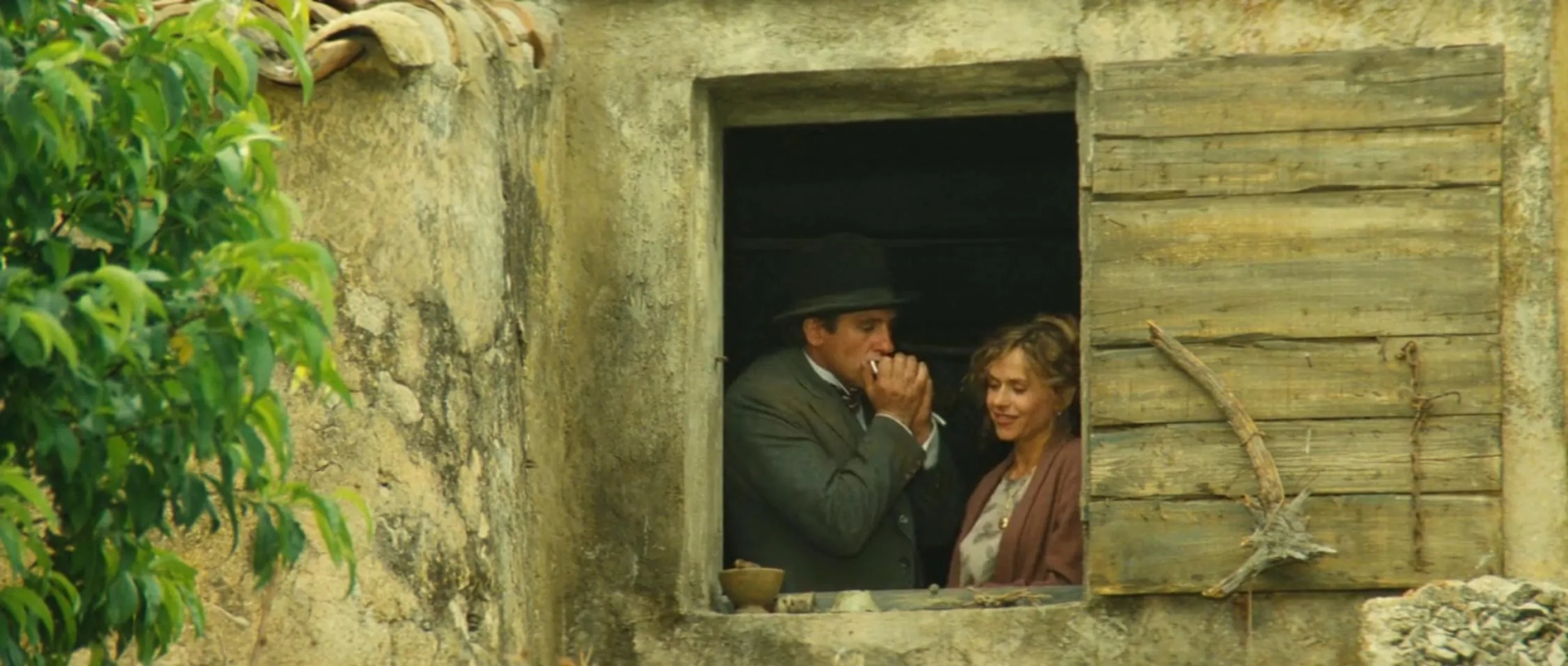 Gérard Depardieu and Elisabeth Depardieu in Jean de Florette (1986)