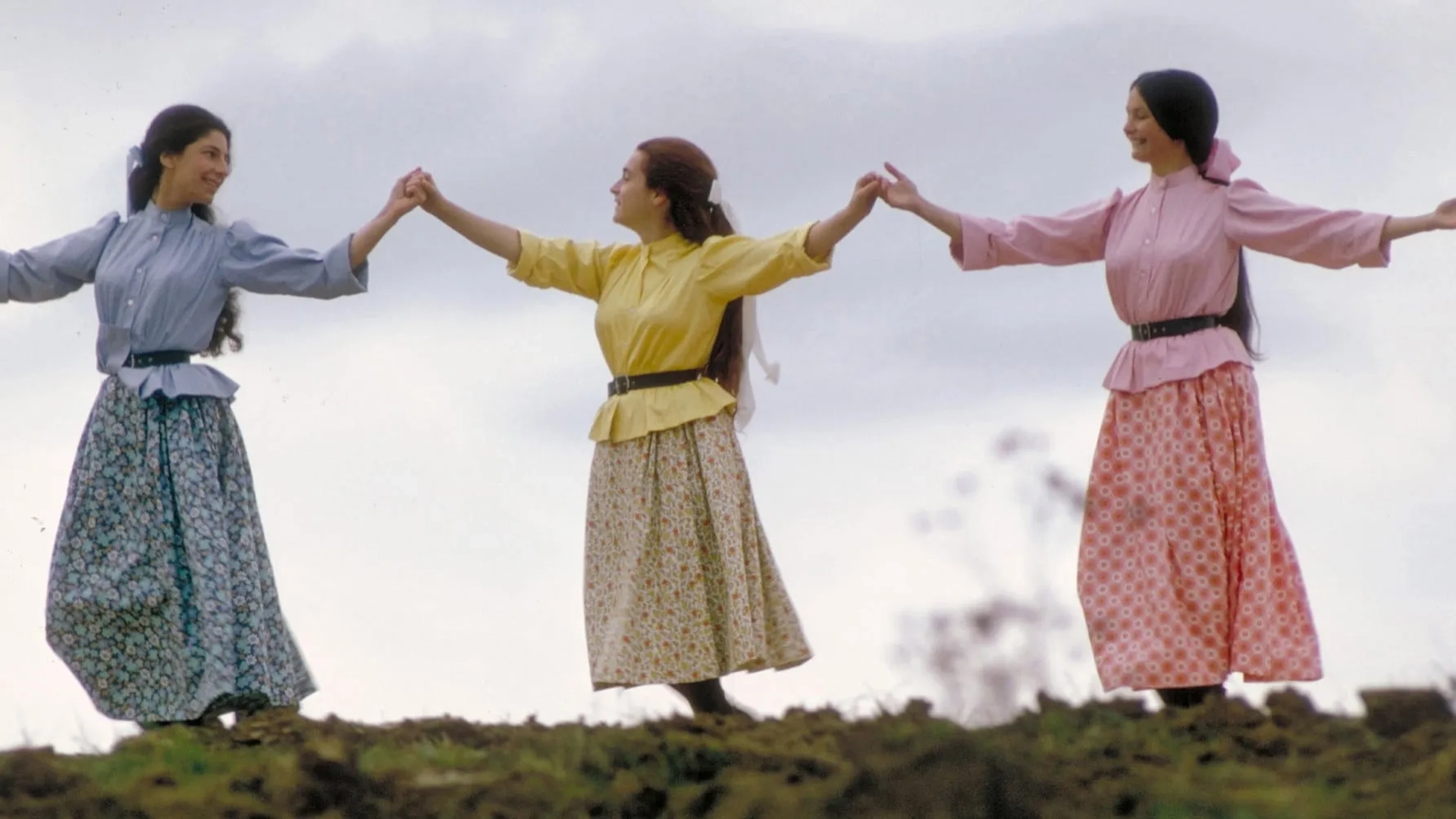 Rosalind Harris, Michele Marsh, and Neva Small in Fiddler on the Roof (1971)