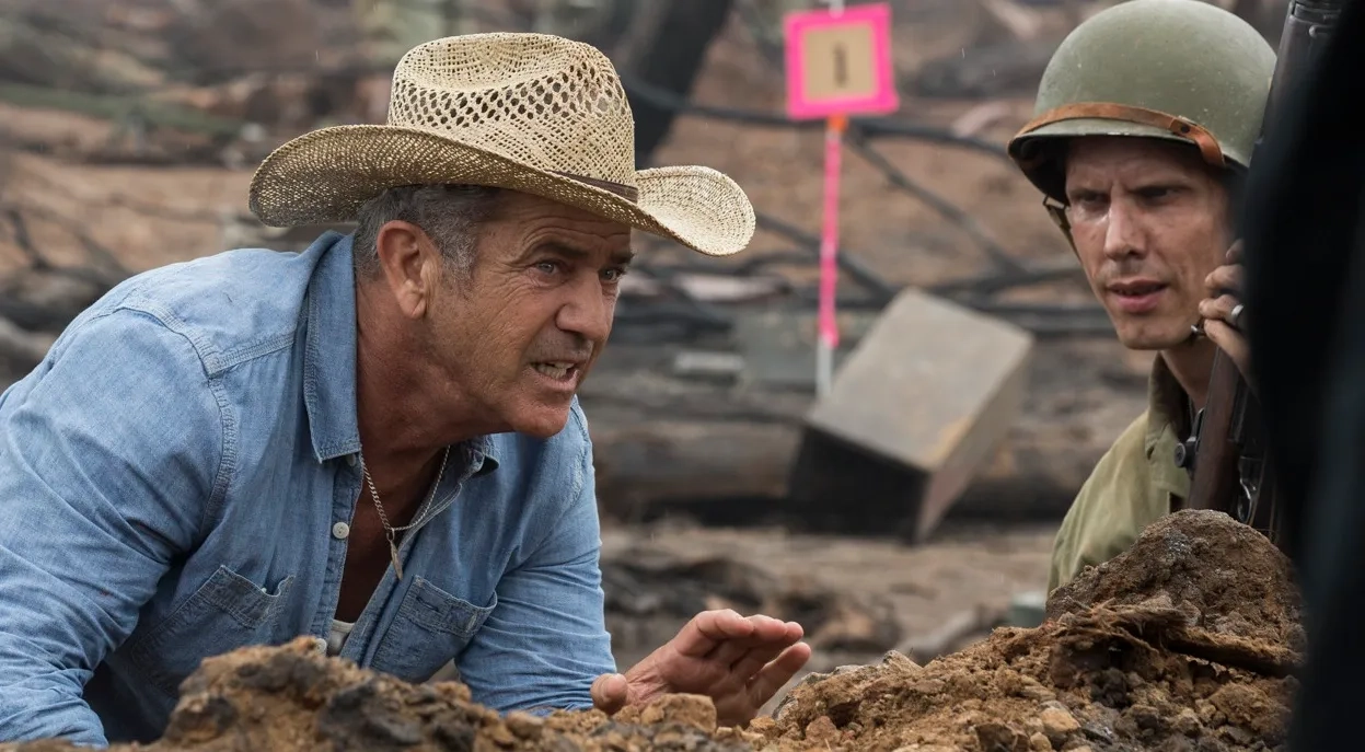 Mel Gibson and Goran D. Kleut in Hacksaw Ridge (2016)