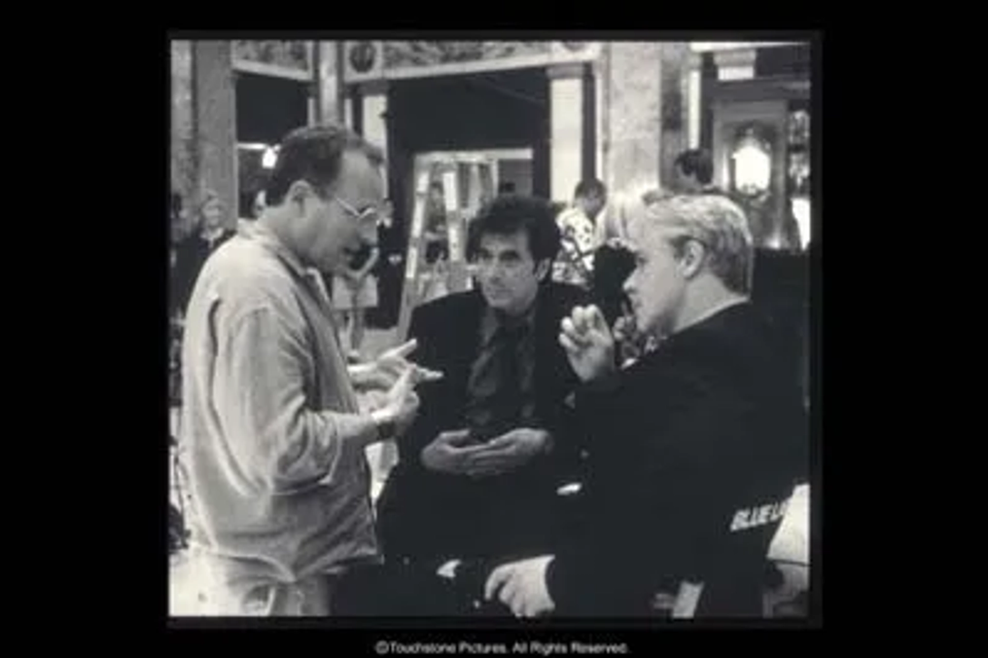 Writer/director Michael Mann discusses a scene with Al Pacino and Russell Crowe