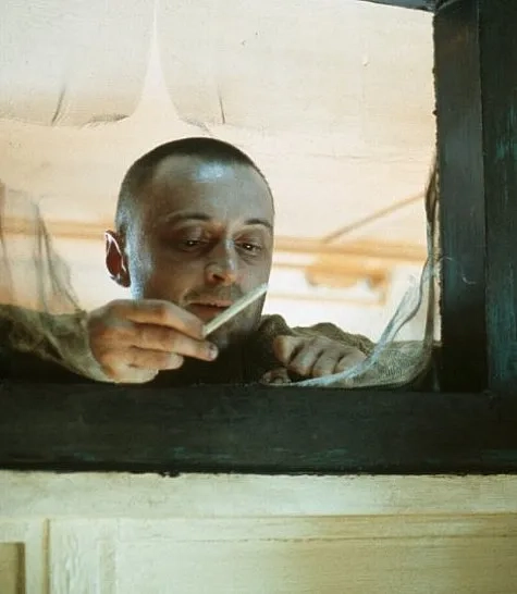 Robert Carlyle in The Beach (2000)