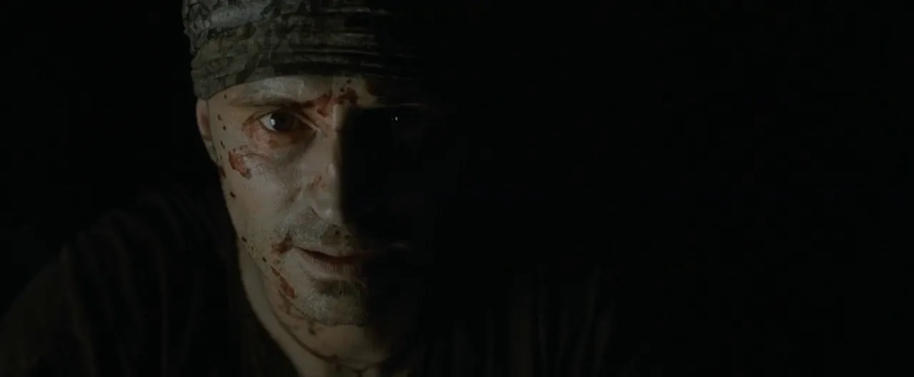 Robert Carlyle in The Beach (2000)