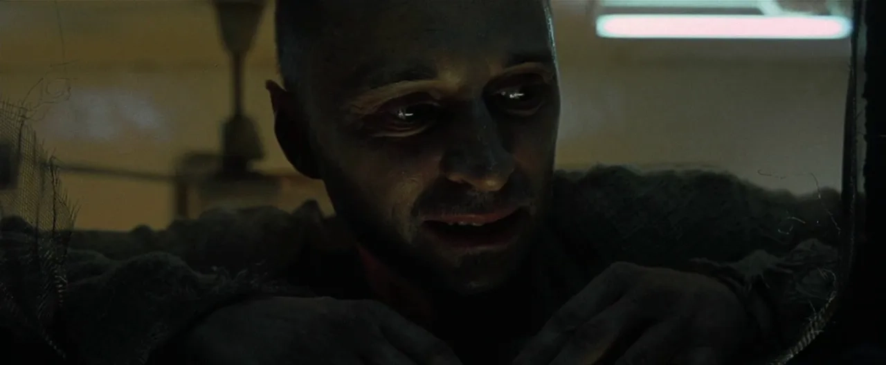 Robert Carlyle in The Beach (2000)