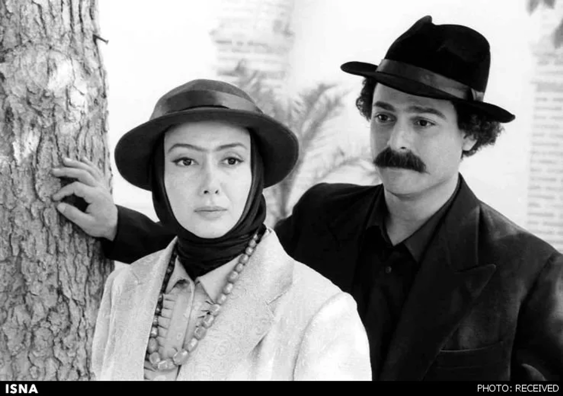 Hosein Yari and Katayoun Riahi in The Tenth Night (2002)