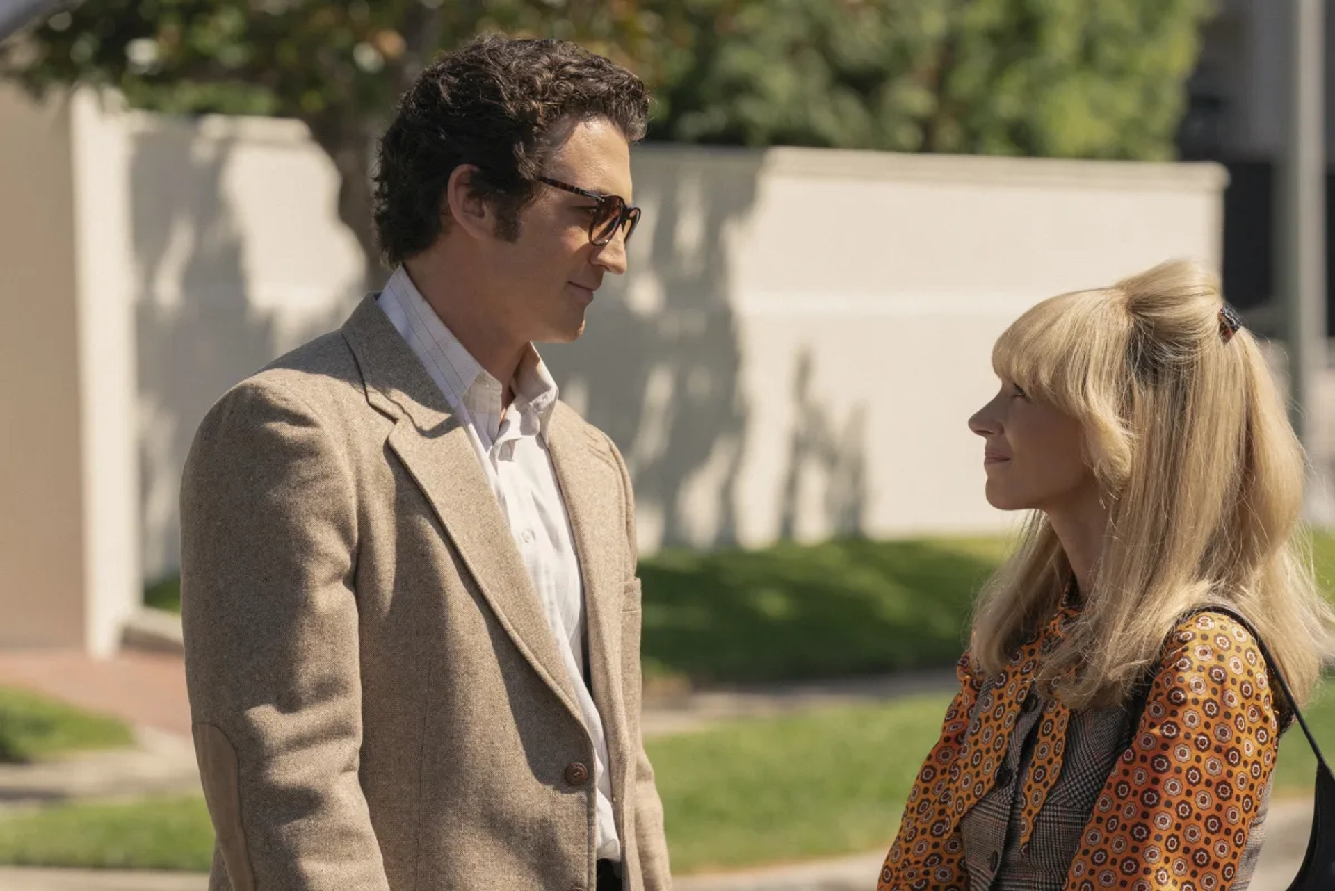 Juno Temple and Miles Teller in The Offer (2022)