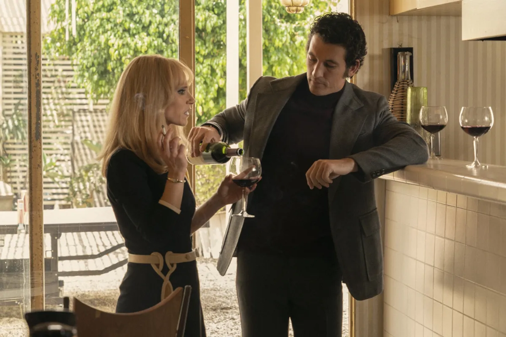 Juno Temple and Miles Teller in The Offer (2022)