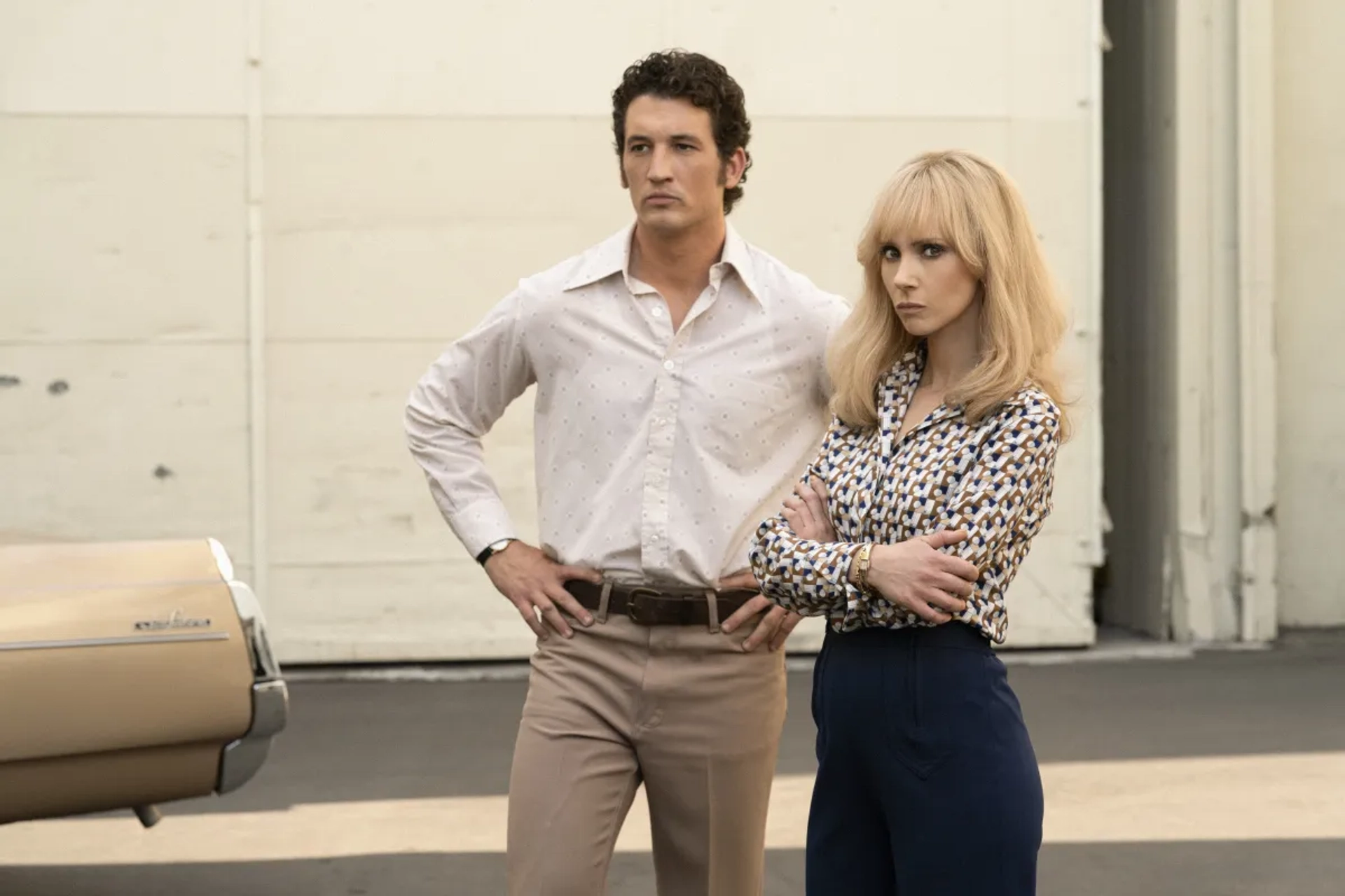 Juno Temple and Miles Teller in The Offer (2022)