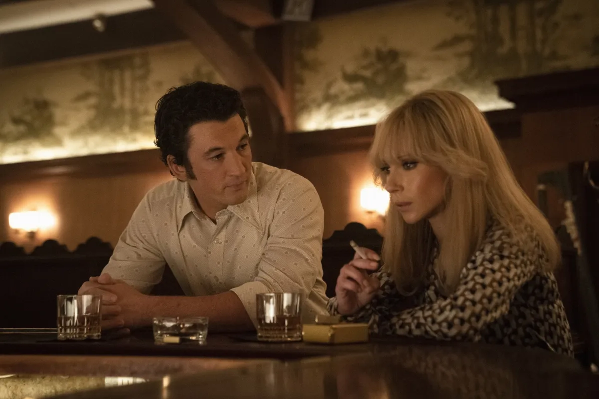 Juno Temple and Miles Teller in The Offer (2022)