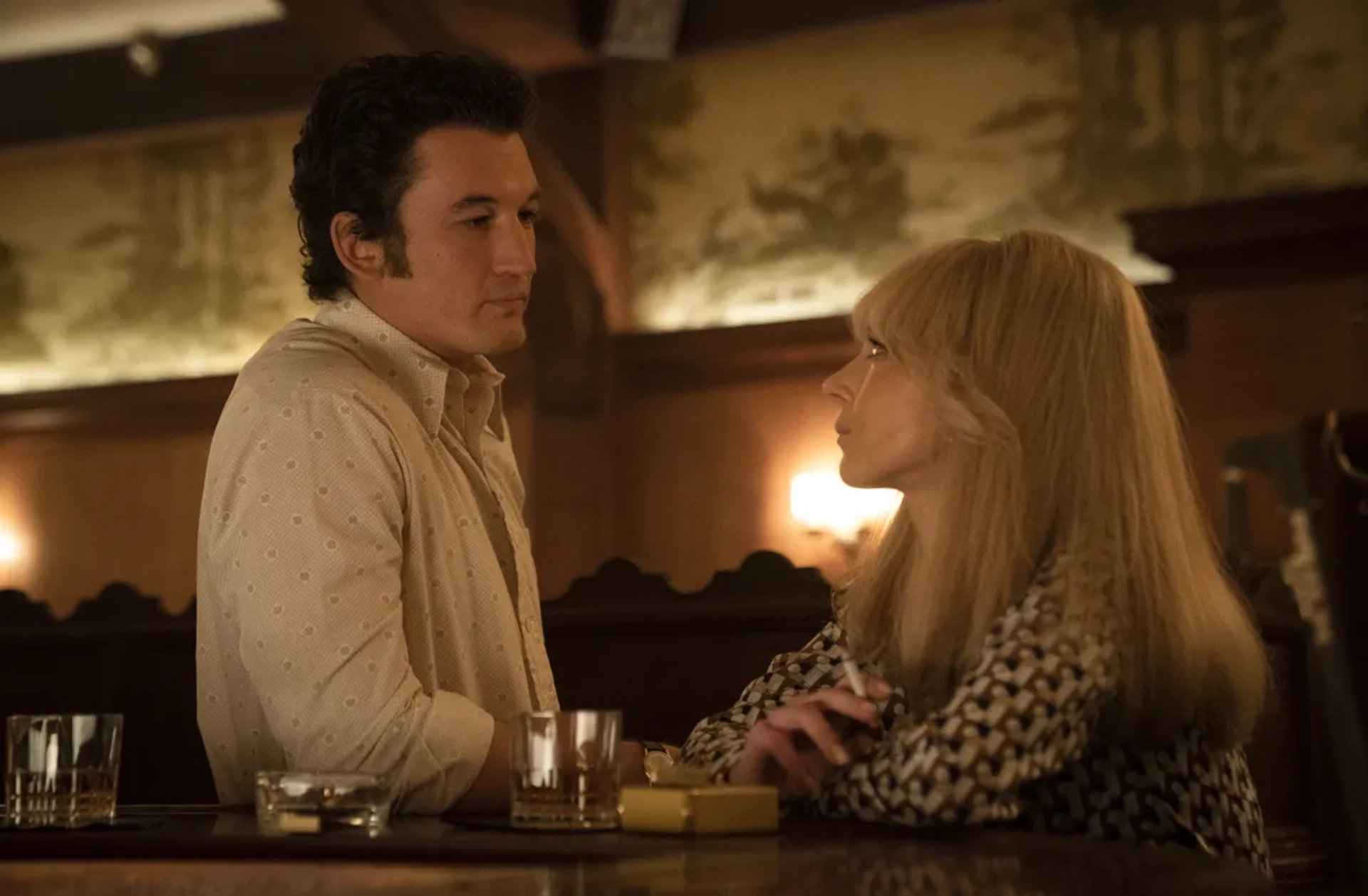 Juno Temple and Miles Teller in The Offer (2022)