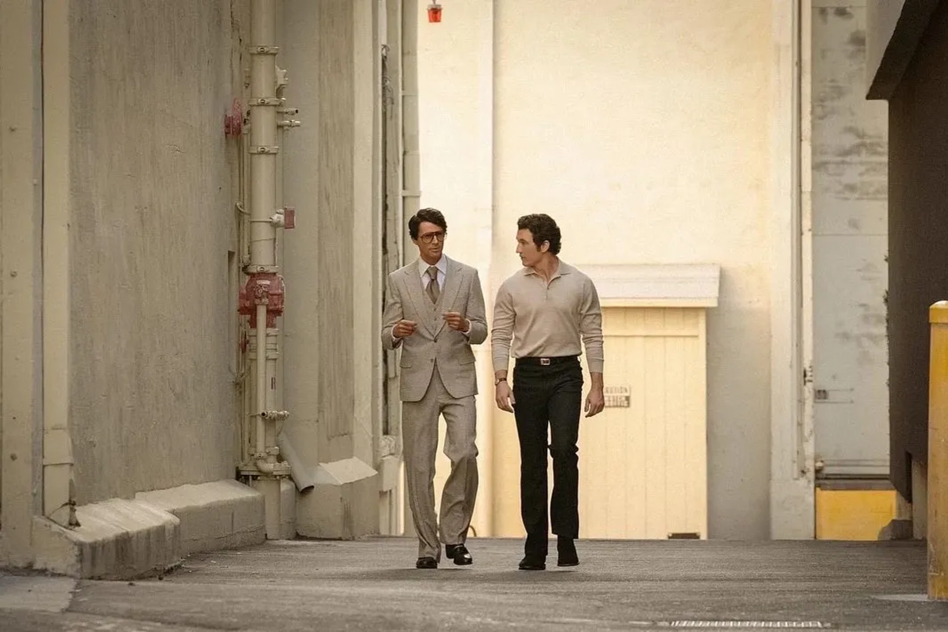 Matthew Goode and Miles Teller in The Offer (2022)