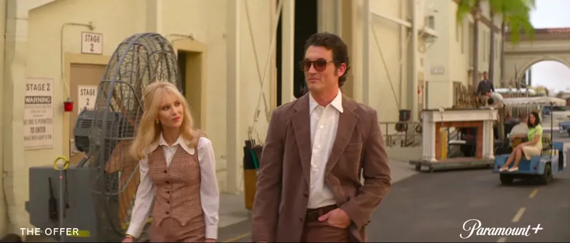 Juno Temple and Miles Teller in The Offer (2022)