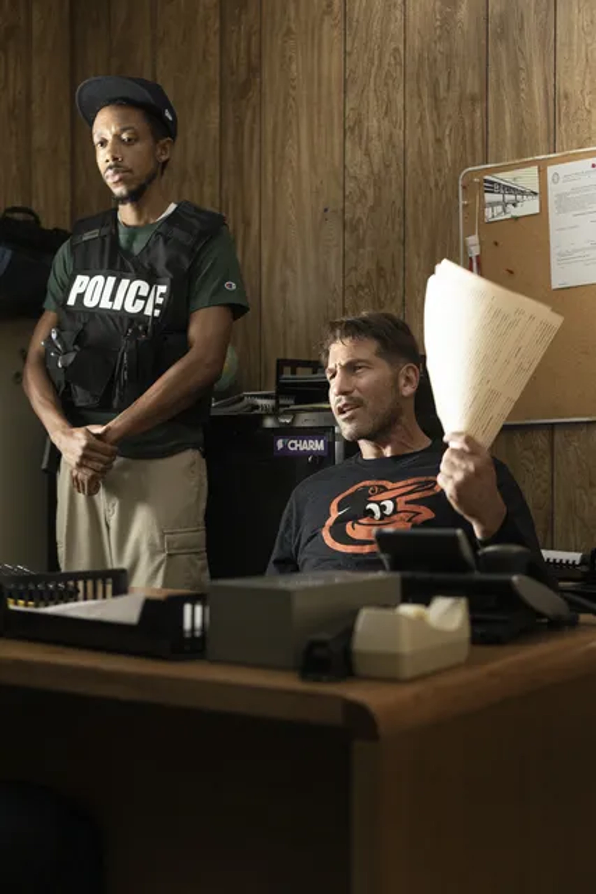 Jon Bernthal and Darrell Britt-Gibson in We Own This City (2022)