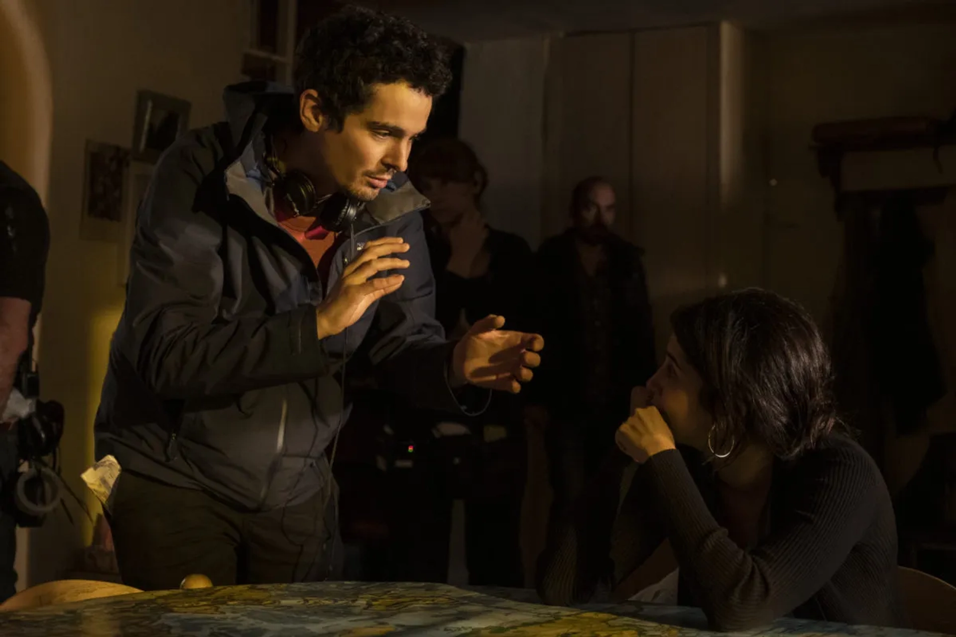 Leïla Bekhti and Damien Chazelle in The Eddy (2020)