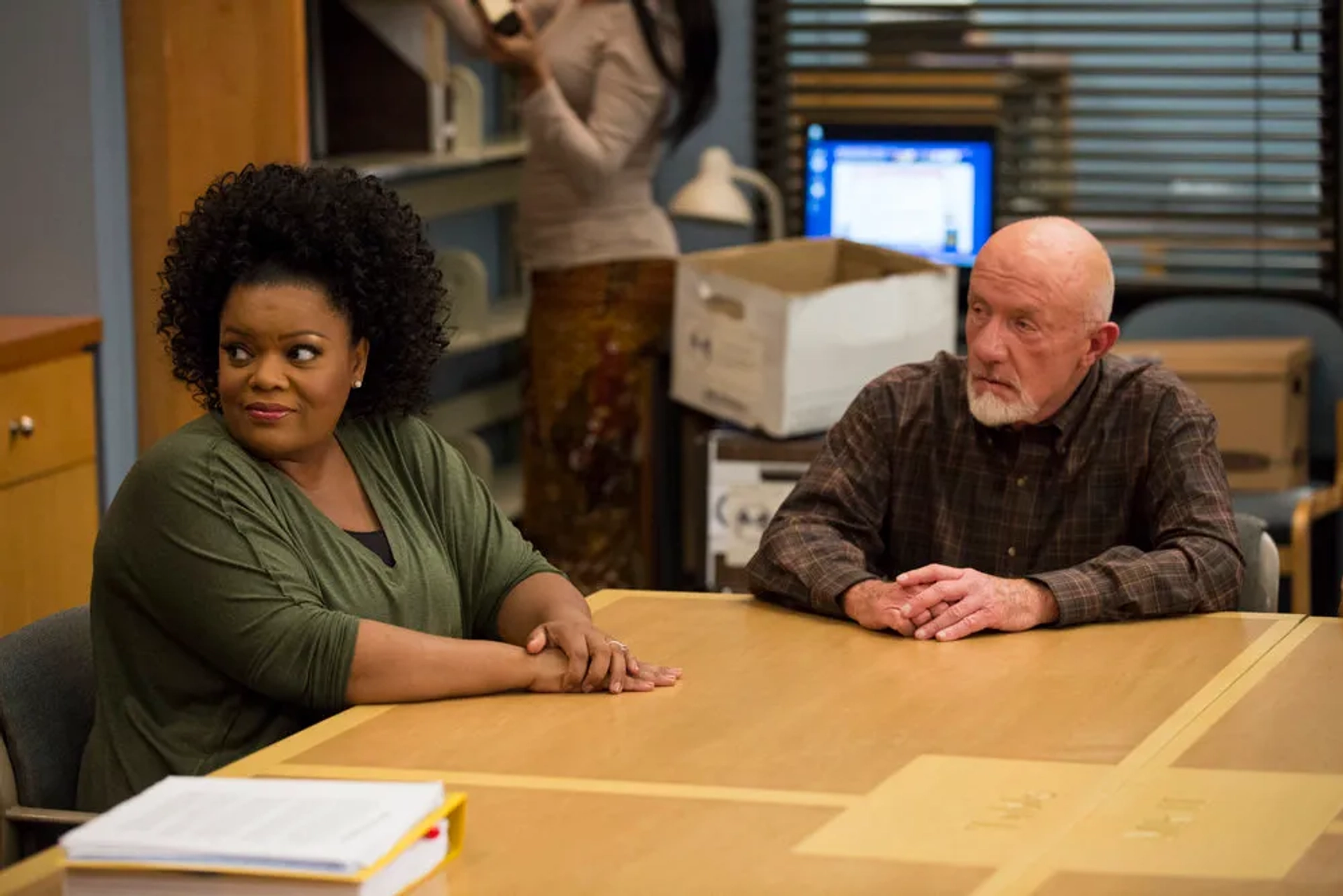 Jonathan Banks and Yvette Nicole Brown in Community (2009)