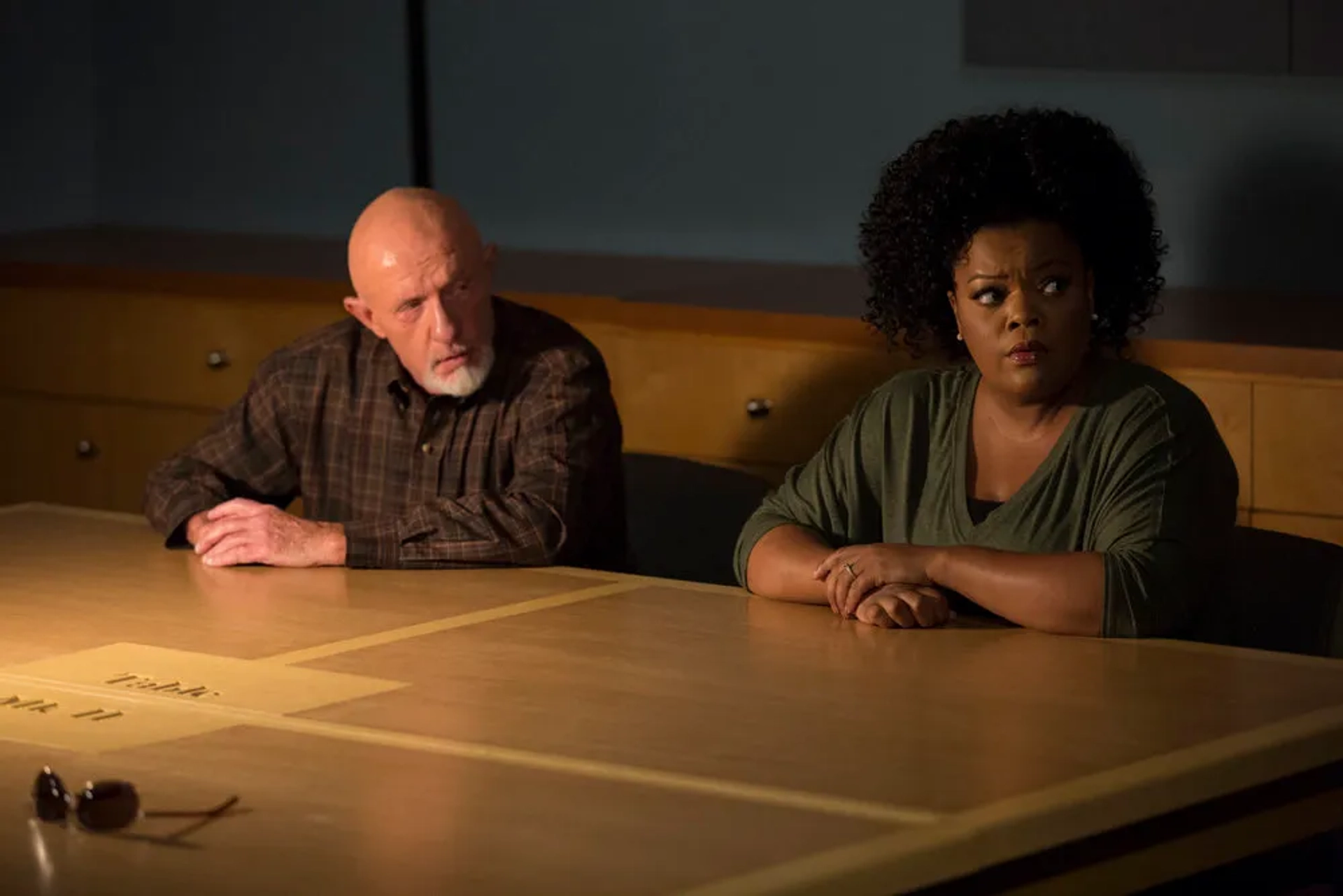 Jonathan Banks and Yvette Nicole Brown in Community (2009)