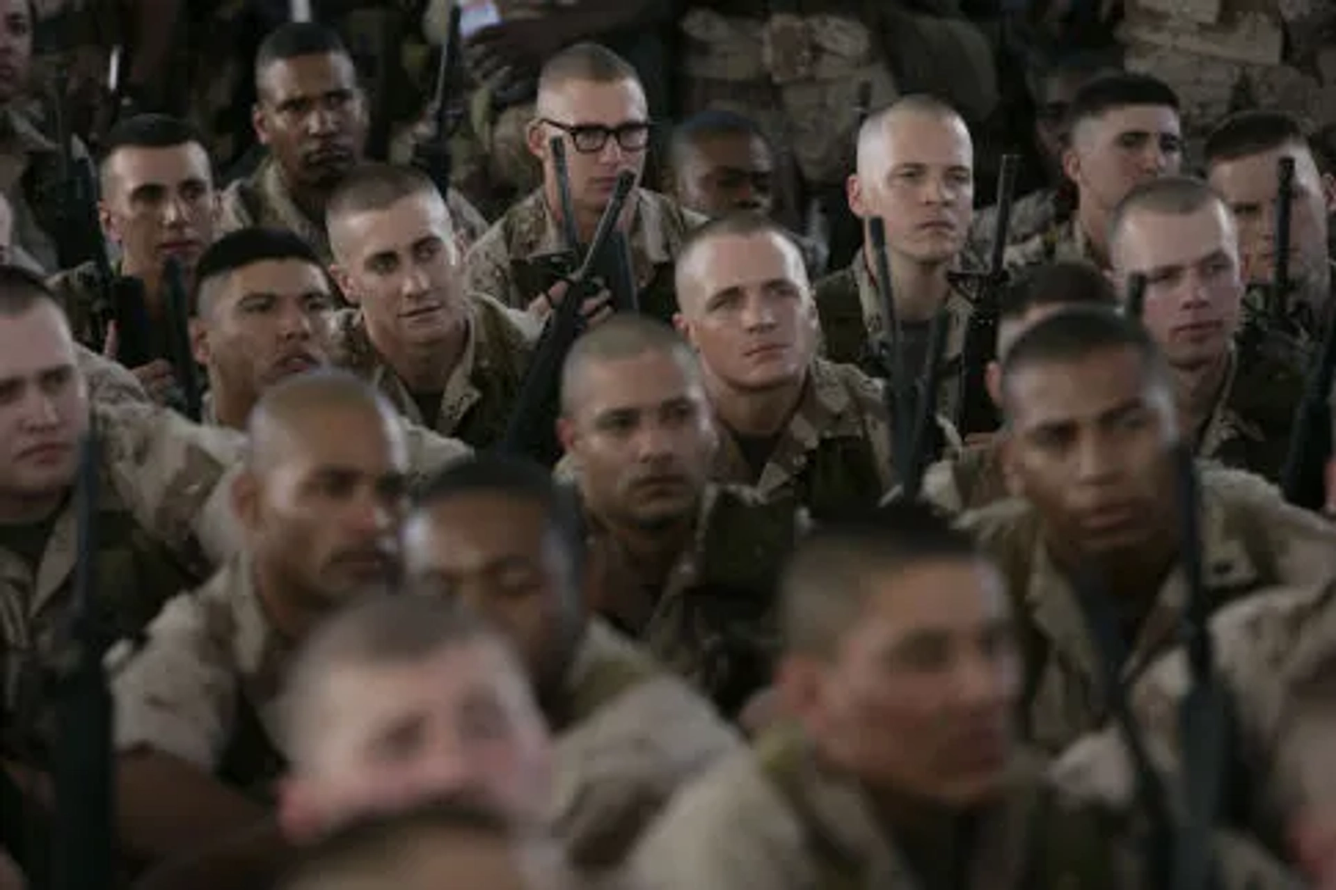 Jake Gyllenhaal and Brian Geraghty in Jarhead (2005)