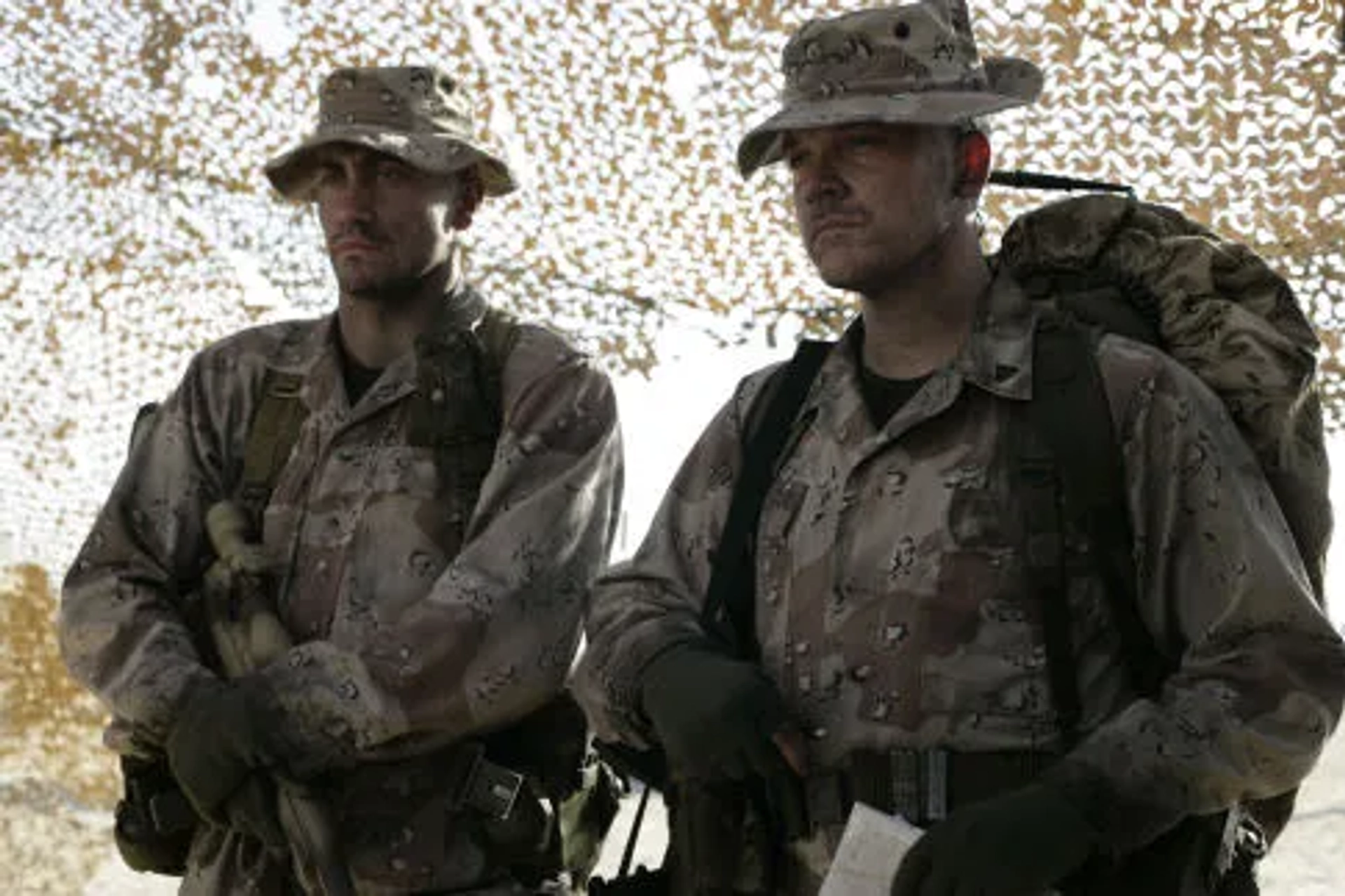 Jake Gyllenhaal and Peter Sarsgaard in Jarhead (2005)