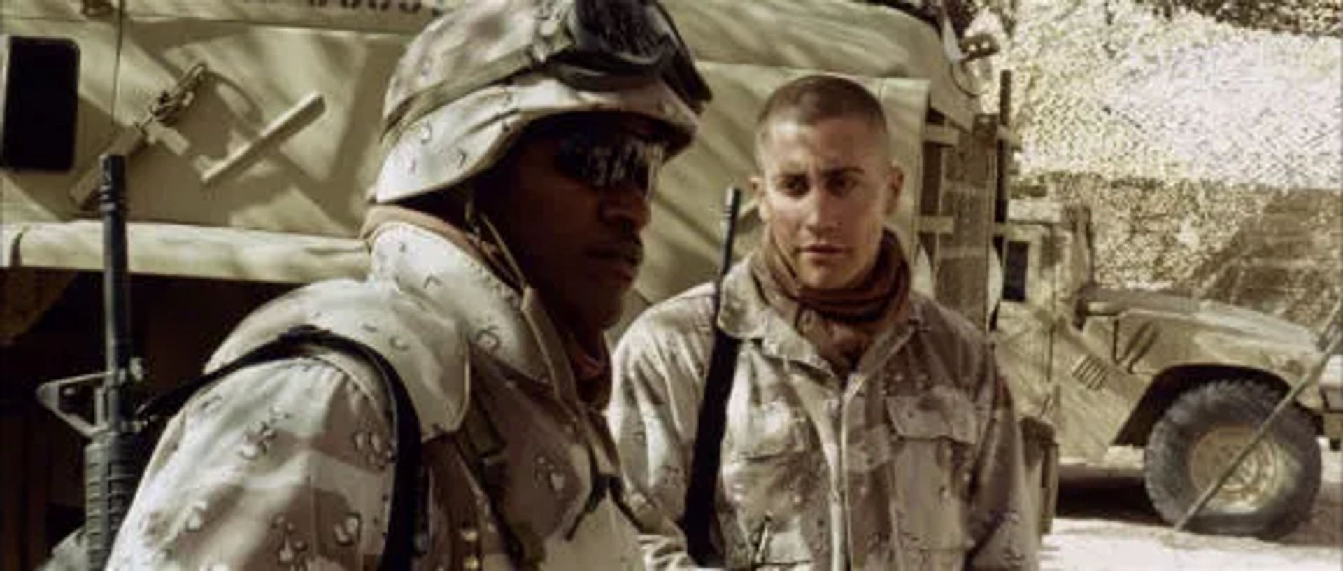 Jamie Foxx and Jake Gyllenhaal in Jarhead (2005)