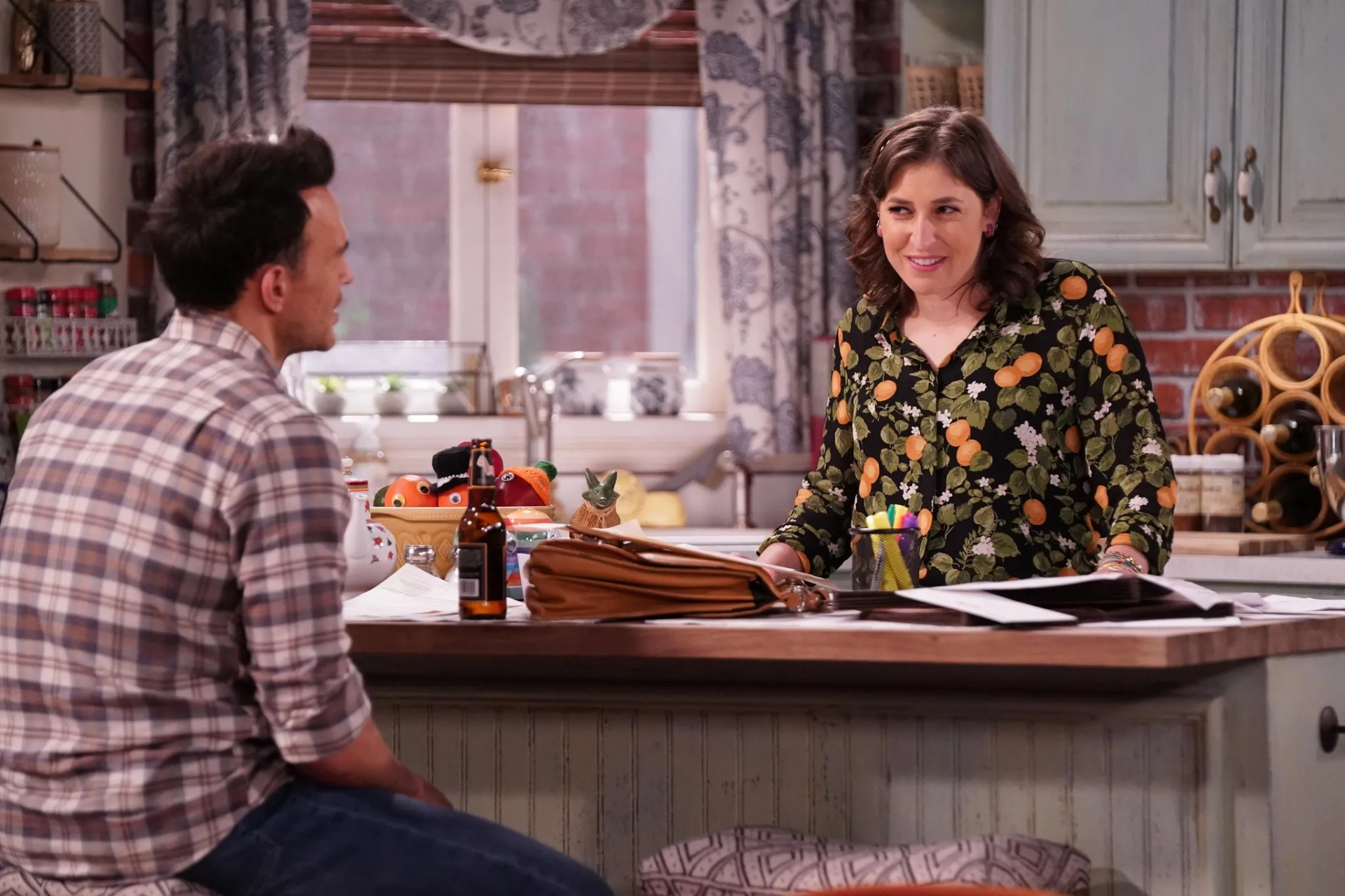 Mayim Bialik and Cheyenne Jackson in Call Me Kat (2021)