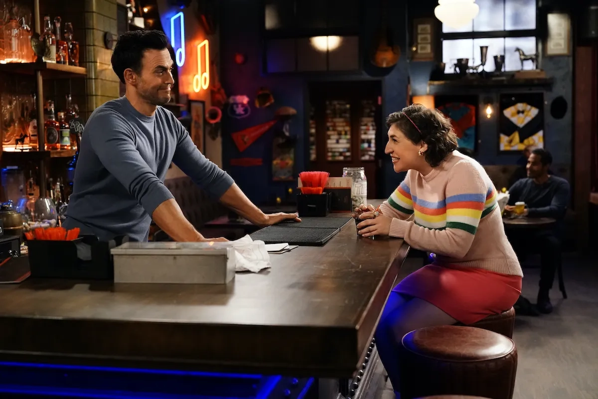 Mayim Bialik and Cheyenne Jackson in Call Me Kat (2021)