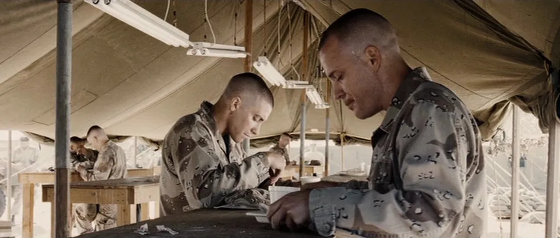 Jake Gyllenhaal and Peter Sarsgaard in Jarhead (2005)