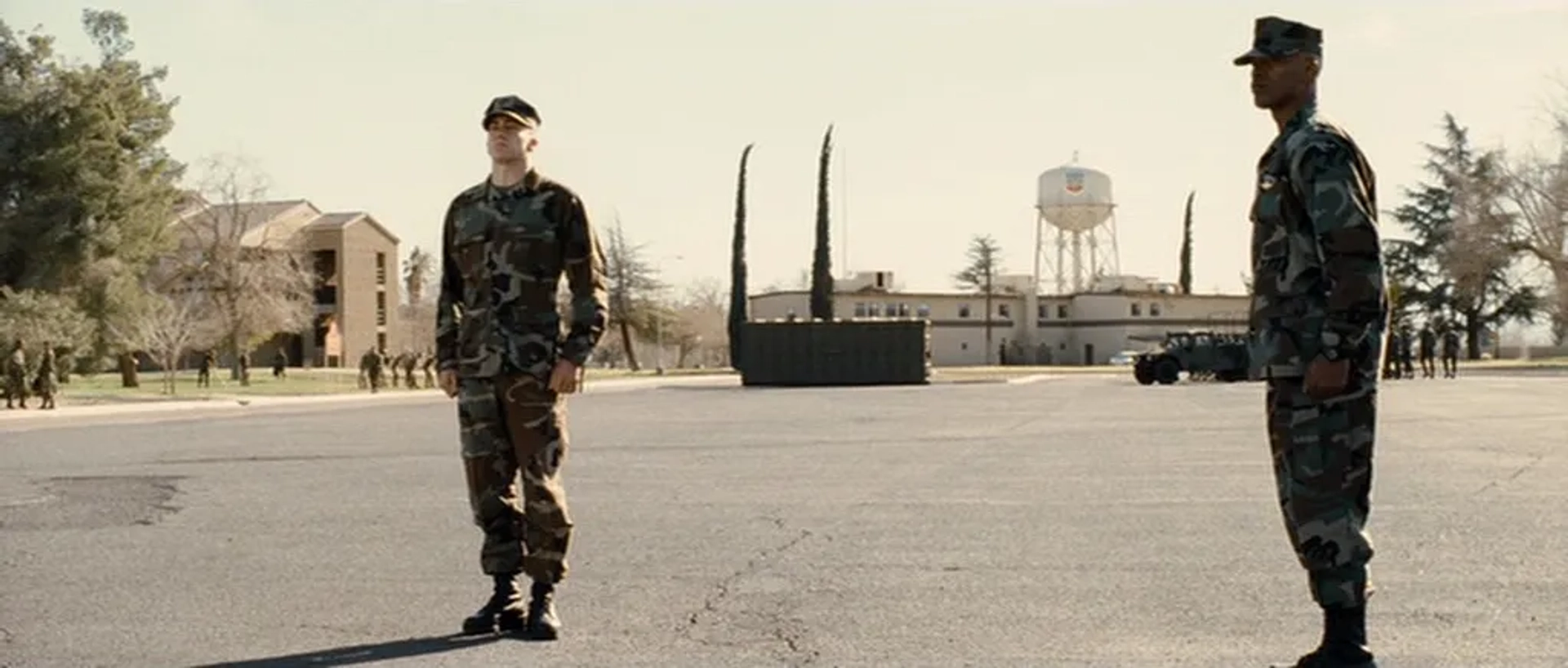 Jamie Foxx and Jake Gyllenhaal in Jarhead (2005)