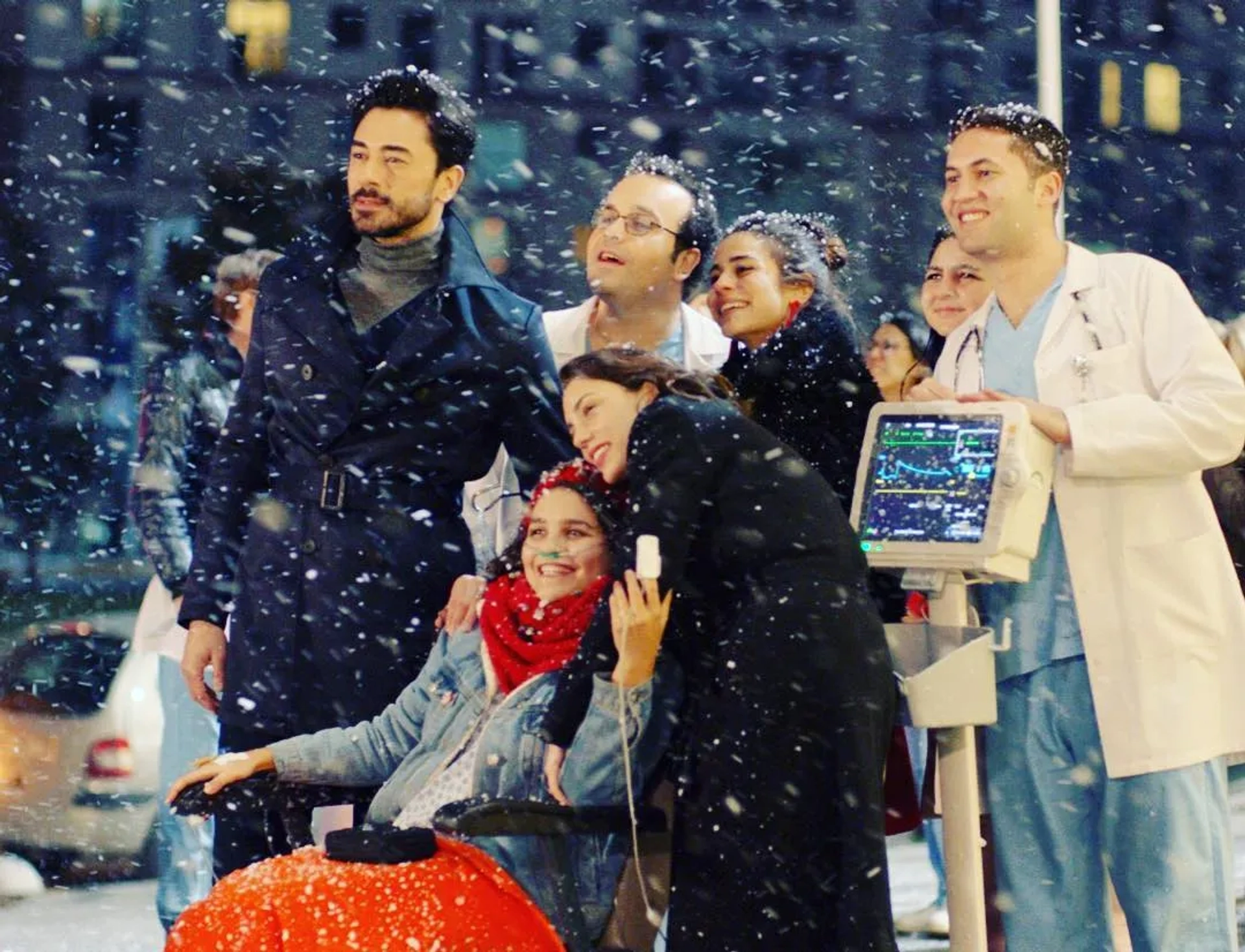 Öykü Karayel, Gökhan Alkan, Burcu Türünz, and Basar Dogusoy in Heartbeat (2017)