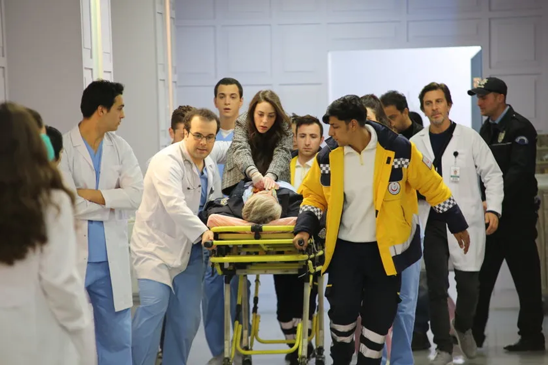 Fatih Dönmez, Öykü Karayel, Basar Dogusoy, and Selahattin Pasali in Heartbeat (2017)