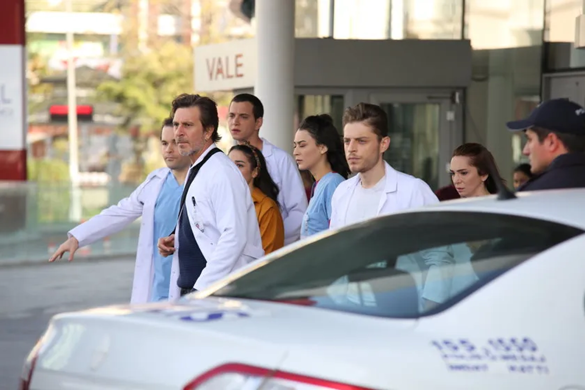 Fatih Dönmez, Merve Çagiran, Burak Ceylan, Burcu Türünz, Basar Dogusoy, and Selahattin Pasali in Heartbeat (2017)