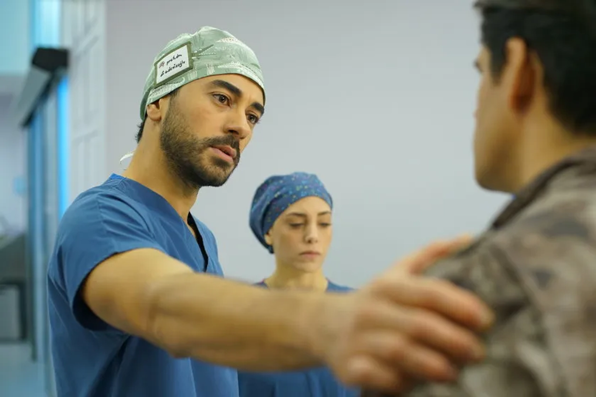 Öykü Karayel and Gökhan Alkan in Heartbeat (2017)