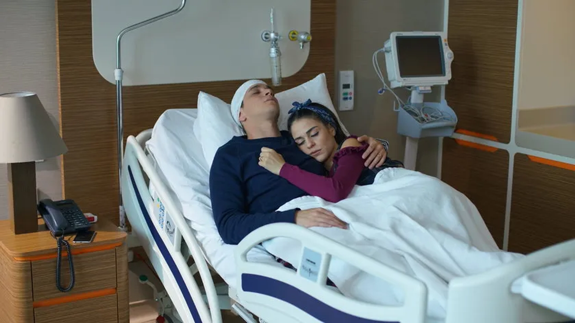 Burcu Türünz and Selahattin Pasali in Heartbeat (2017)